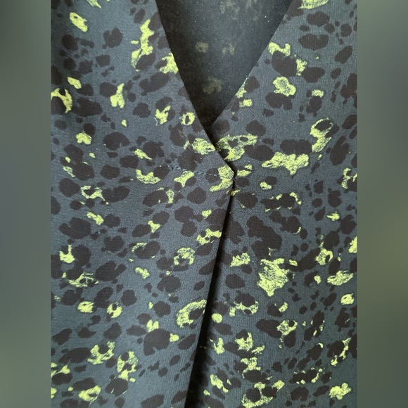 V-neck blouse - Size XL - Picture 3 of 4